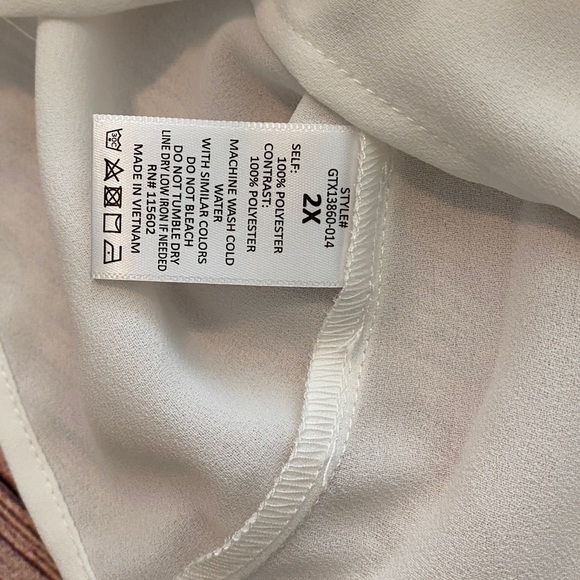 Gibson Latimer Pajama Style White Blouse with Black Piping - Picture 11 of 12